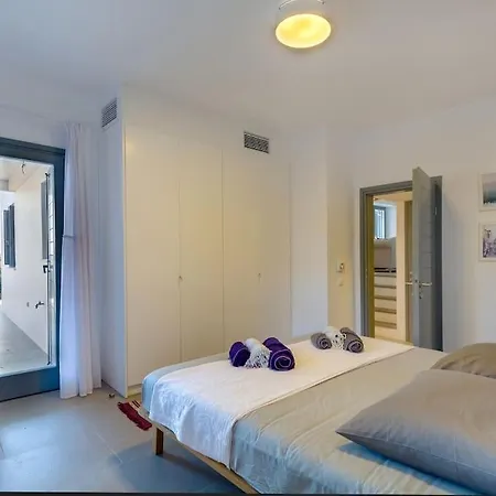 Gaia, Unique Villa, Private Pool & Tennis Court & Boules Villa Páros